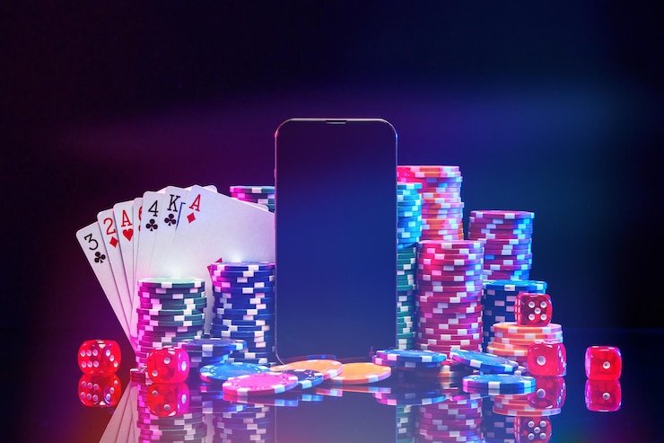 Antarmuka aplikasi mobile qqplaza menampilkan permainan slot dan meja dealer langsung